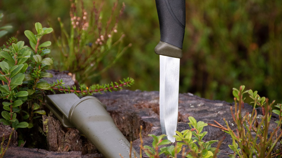 Prosty i niezawodny nóż Mora Companion w plastikowej pochewce - kolor: Military Green